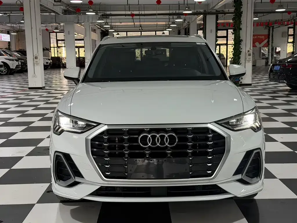 Audi Q3 — фото 1