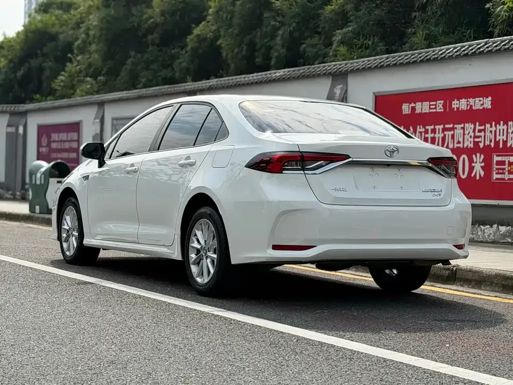 Toyota Corolla — фото 5