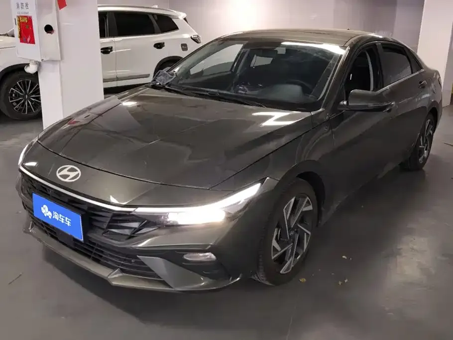 Hyundai Elantra — фото 1