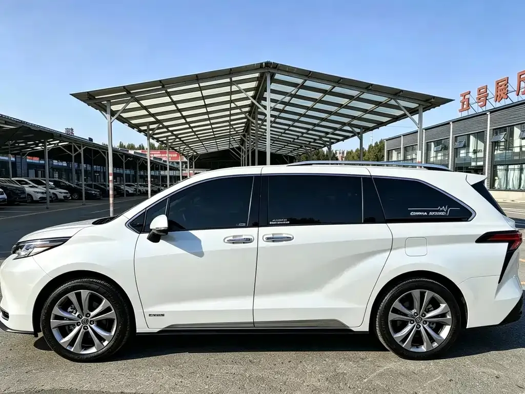 Toyota Sienna — фото 3
