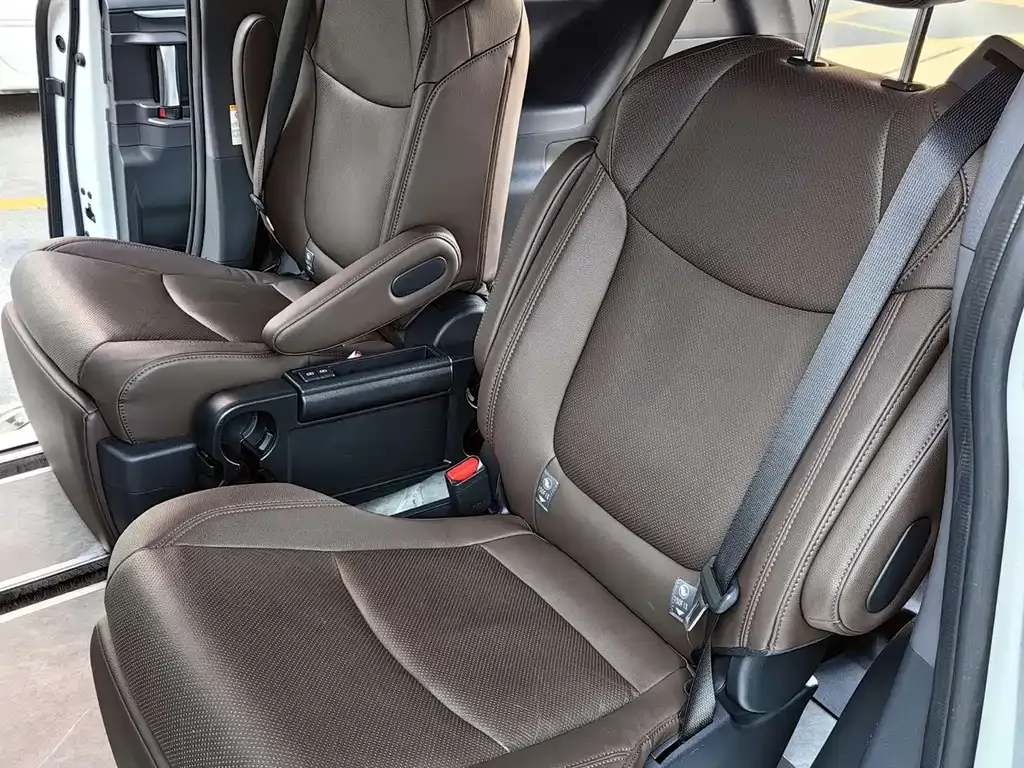 Toyota Sienna — фото 6
