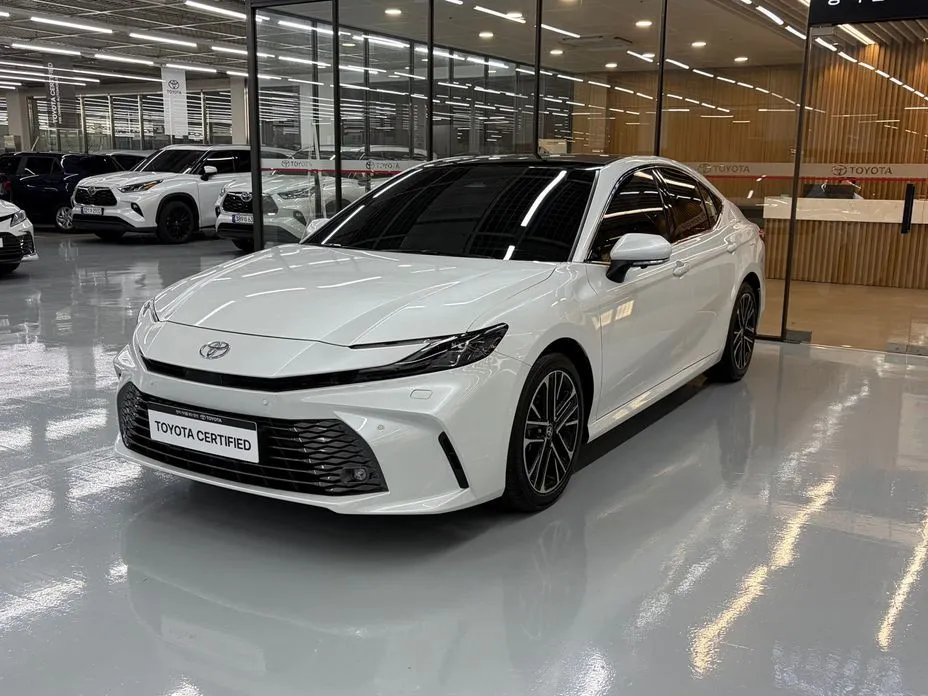 Toyota Camry — фото 1