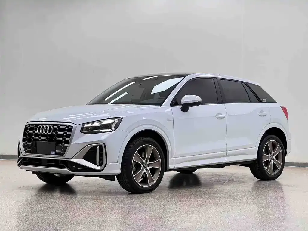 Audi Q2L — фото 1