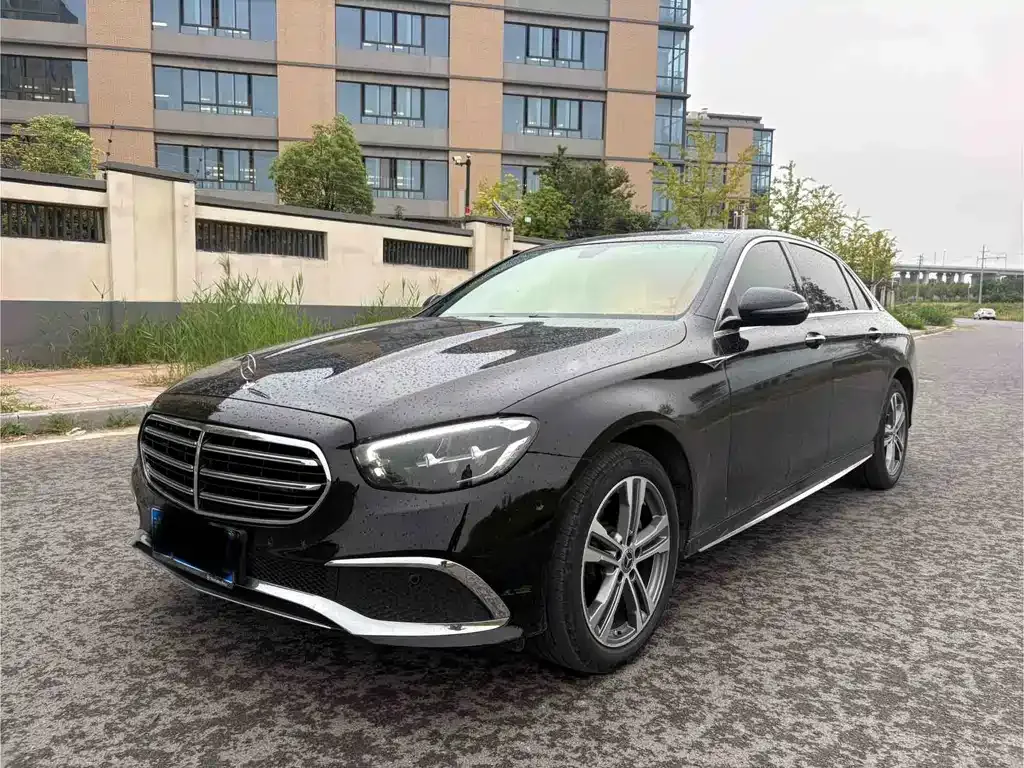Mercedes-Benz E-Class — фото 1