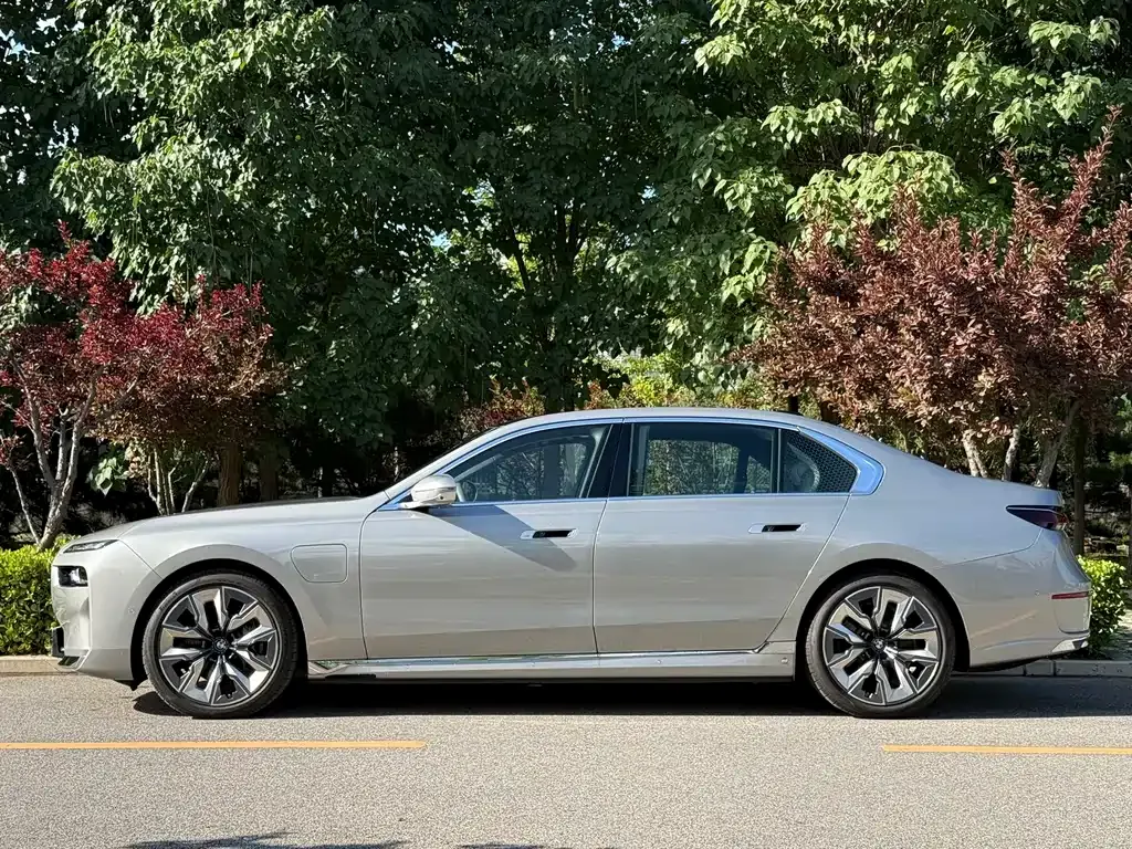 BMW i7 — фото 6