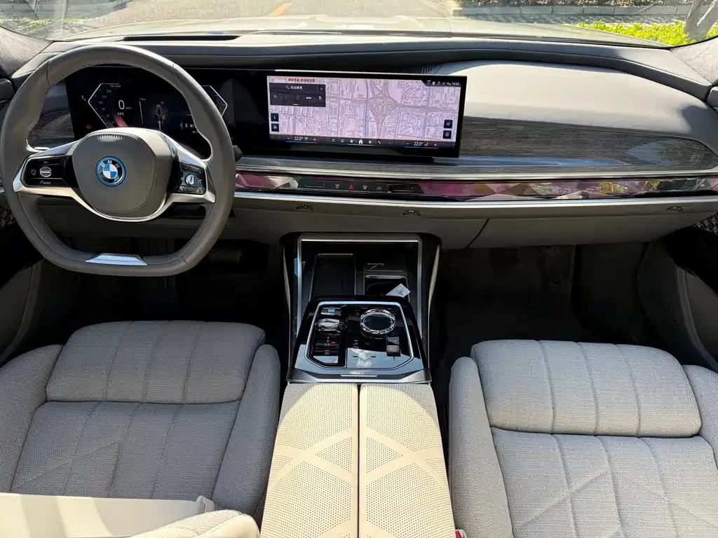 BMW i7 — фото 8