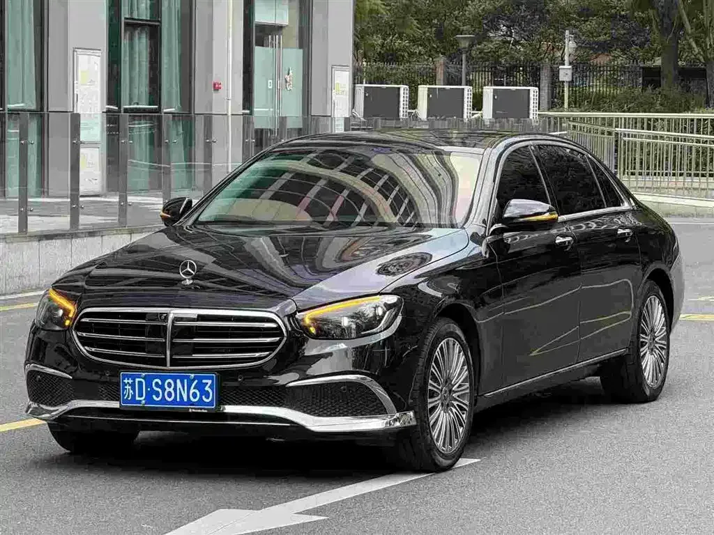 Mercedes-Benz E-Class — фото 1