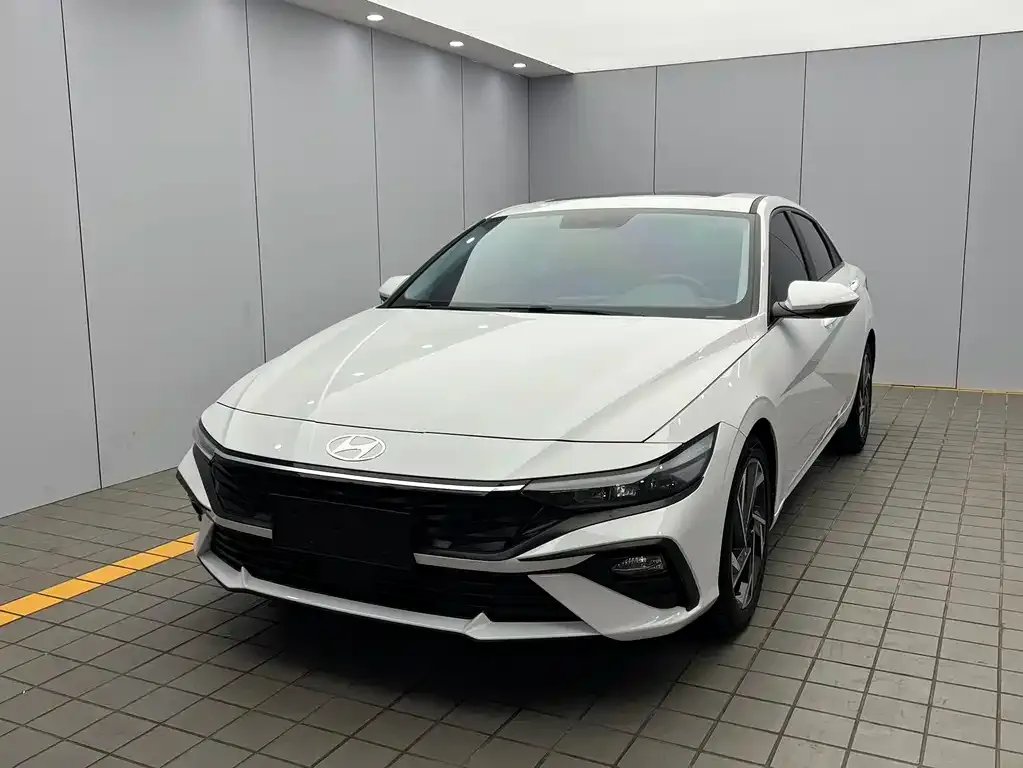 Hyundai Elantra — фото 1