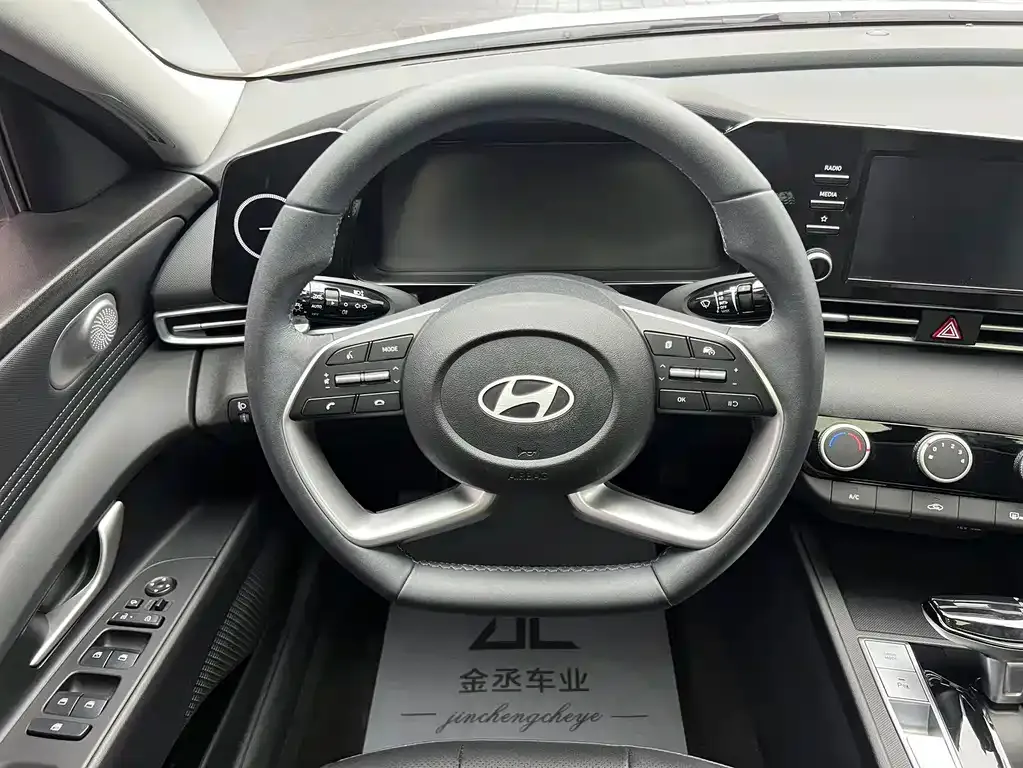 Hyundai Elantra — фото 3