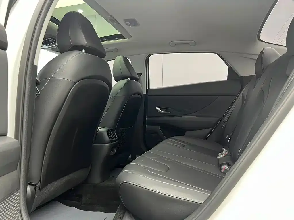 Hyundai Elantra — фото 2