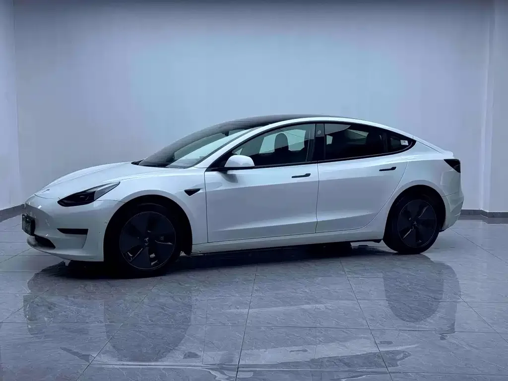 Tesla Model 3 — фото 1