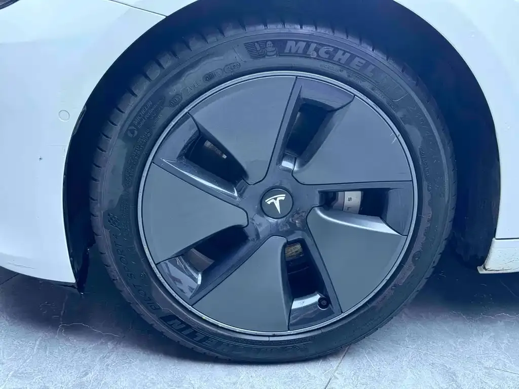 Tesla Model 3 — фото 4