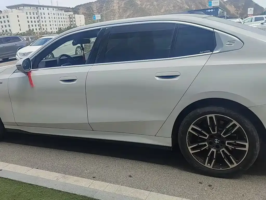 BMW 5 Series — фото 2