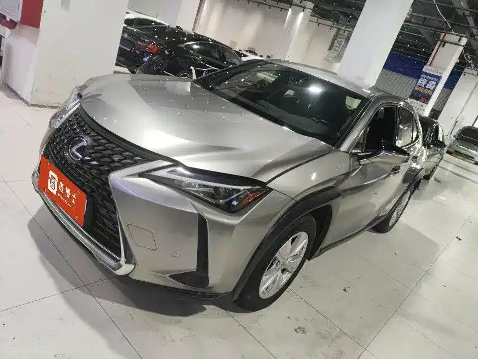 Lexus UX — фото 1
