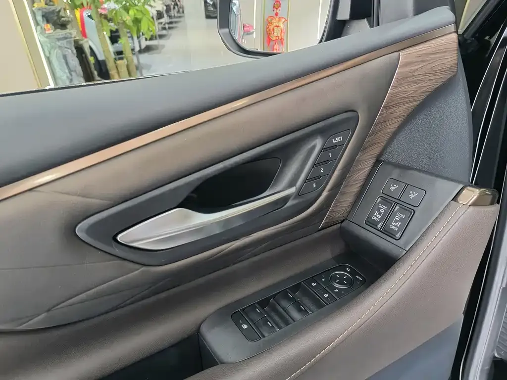 Toyota Vellfire — фото 10