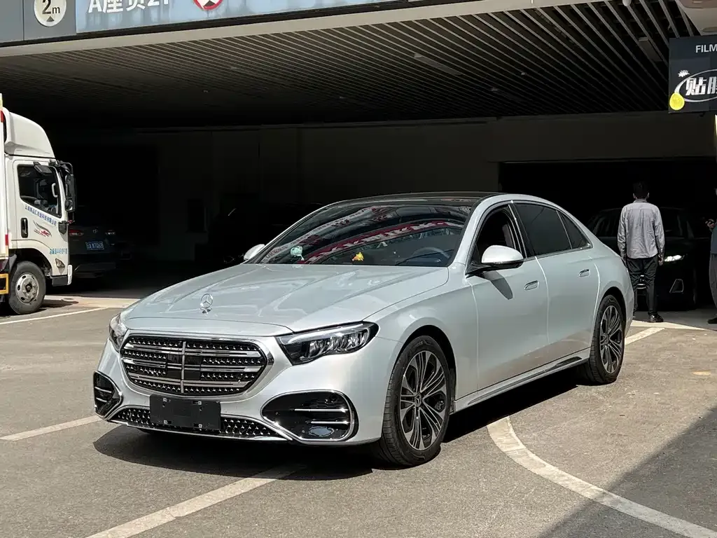 Mercedes-Benz E-Class — фото 1