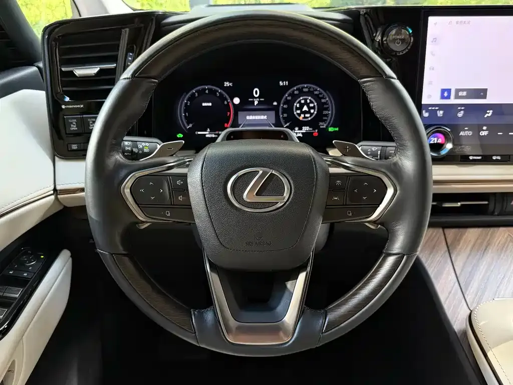 Lexus LM — фото 3