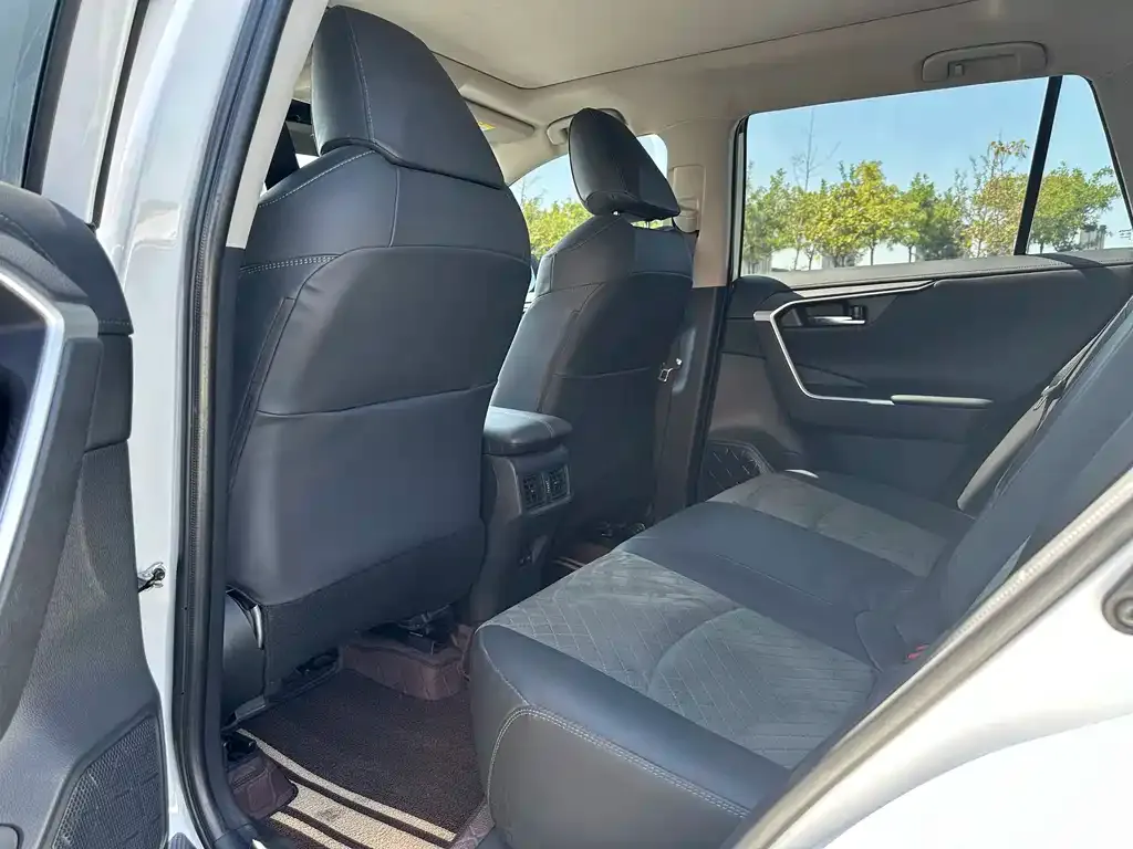 Toyota RAV4 — фото 7