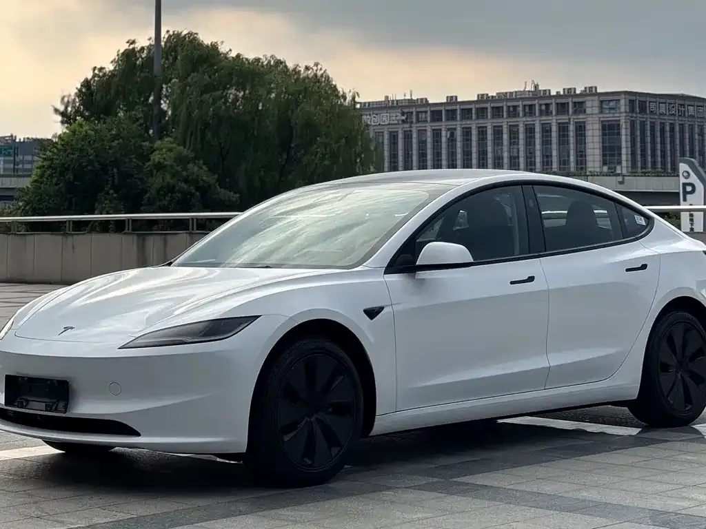 Tesla Model 3 — фото 1