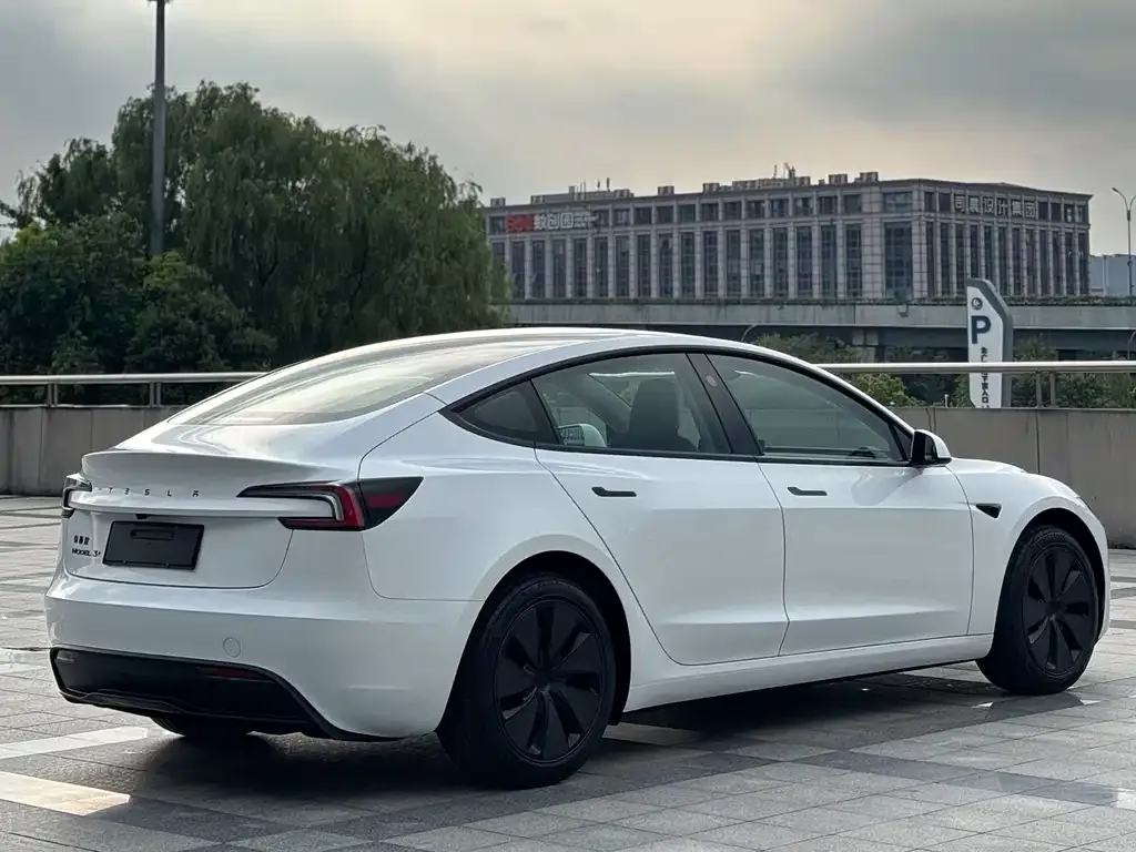 Tesla Model 3 — фото 2