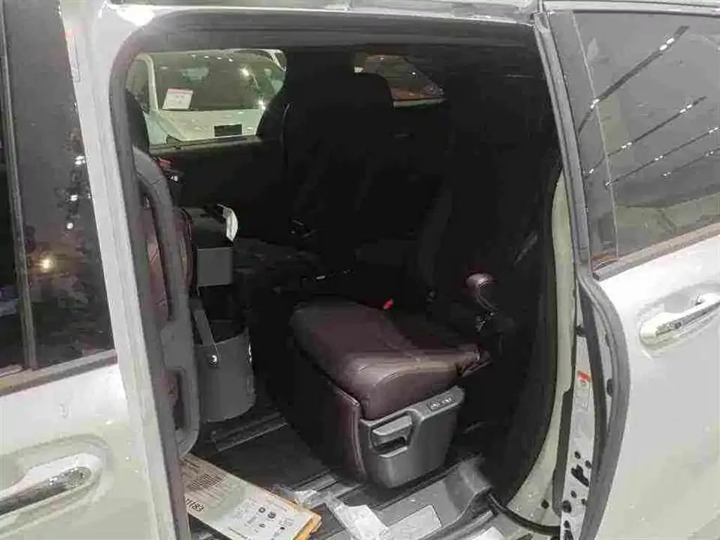 Toyota Granvia — фото 4