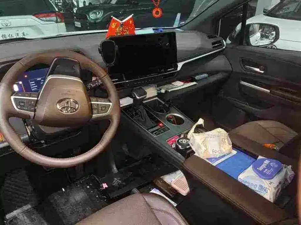 Toyota Granvia — фото 8