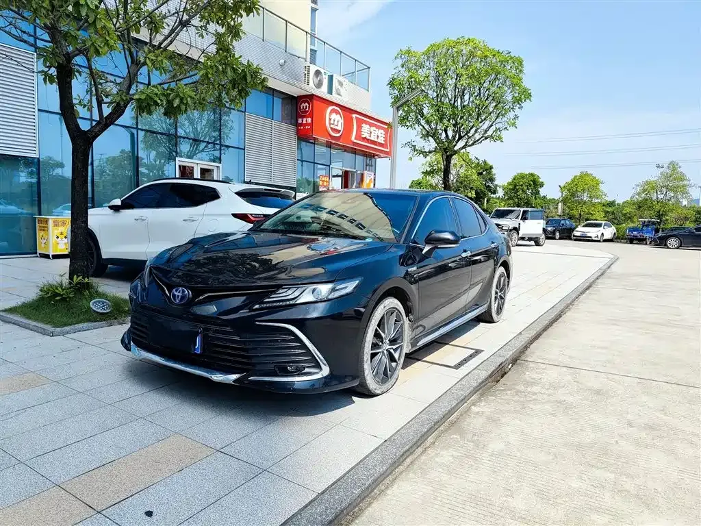Toyota Camry — фото 1