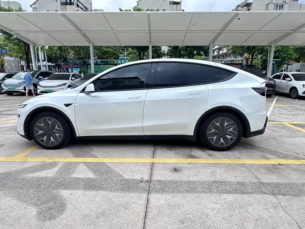 Tesla Model Y L — фото 6