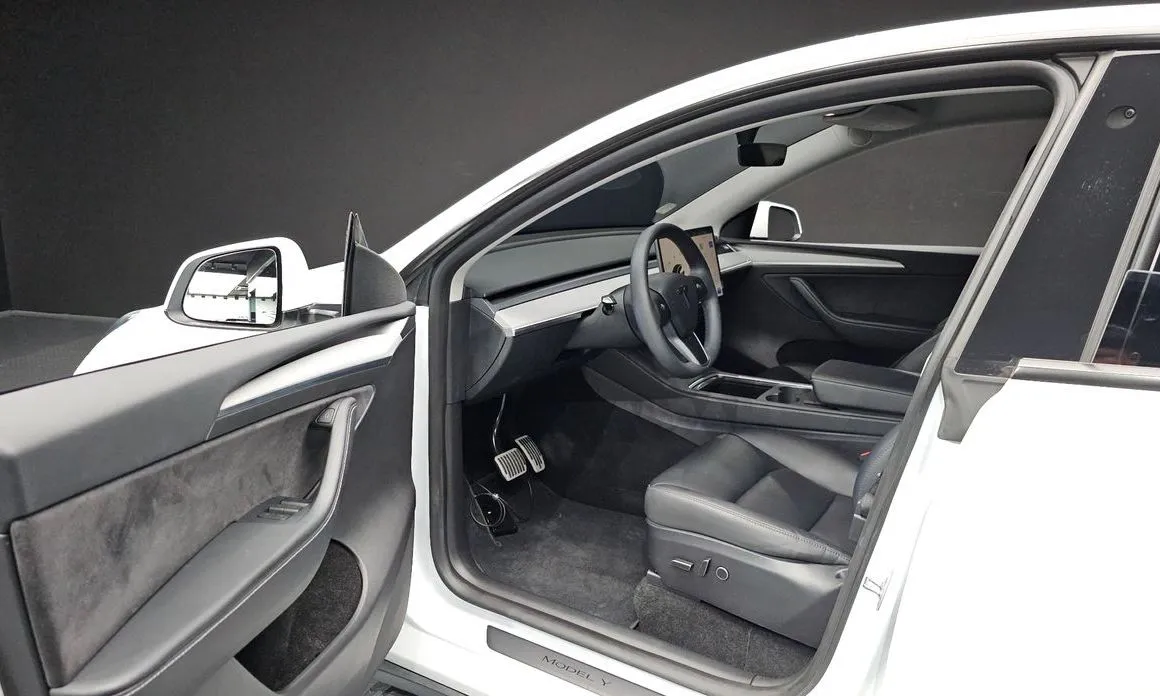 Tesla Model Y — фото 6