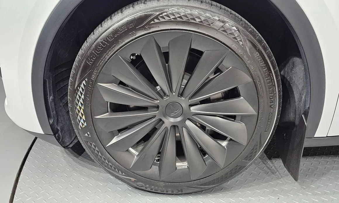 Tesla Model Y — фото 9