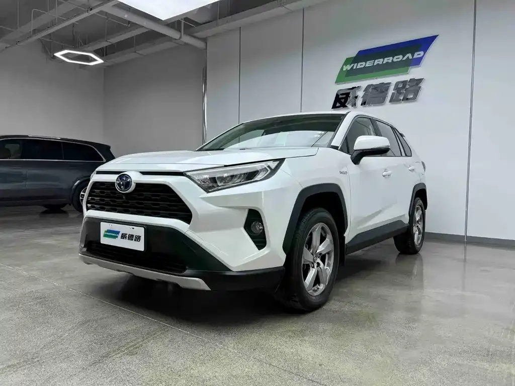 Toyota RAV4 — фото 1