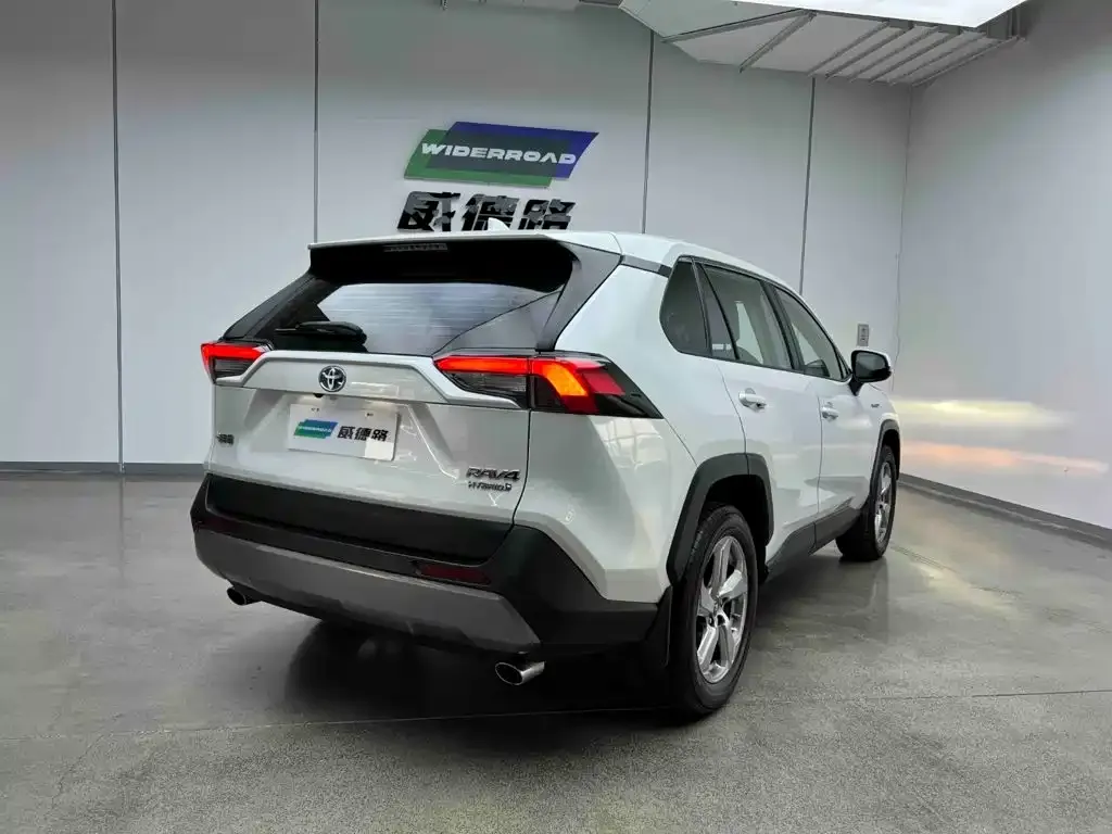 Toyota RAV4 — фото 10