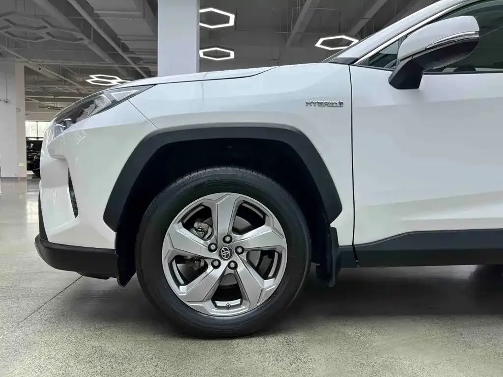 Toyota RAV4 — фото 9