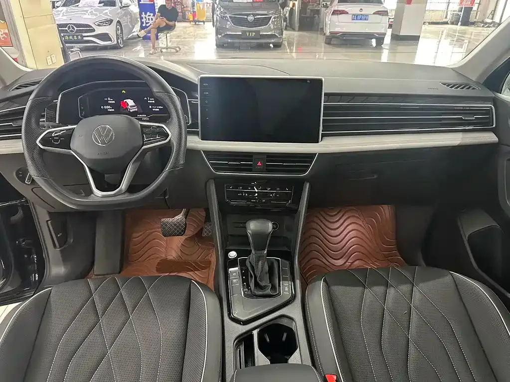 Volkswagen Tiguan L — фото 9