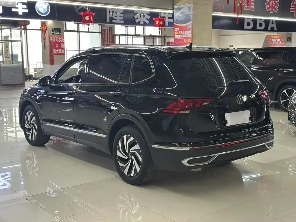 Volkswagen Tiguan L — фото 8