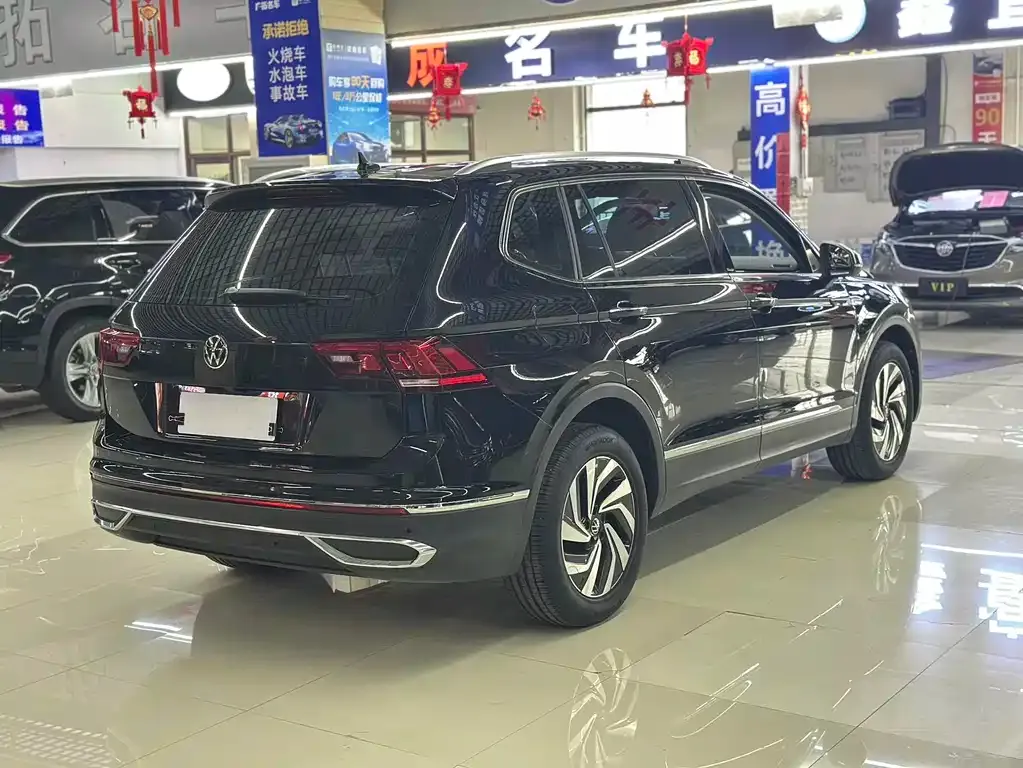Volkswagen Tiguan L — фото 6