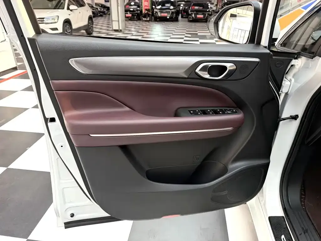 GAC Motor Trumpchi M6 — фото 10