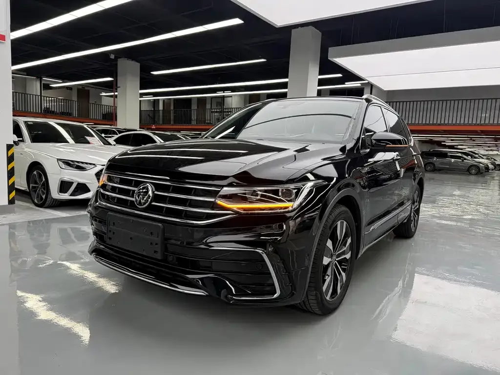 Volkswagen Tiguan L — фото 1