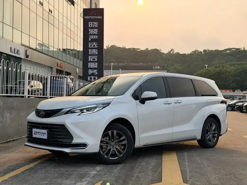 Toyota Sienna — фото 1