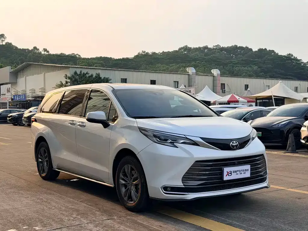 Toyota Sienna — фото 2
