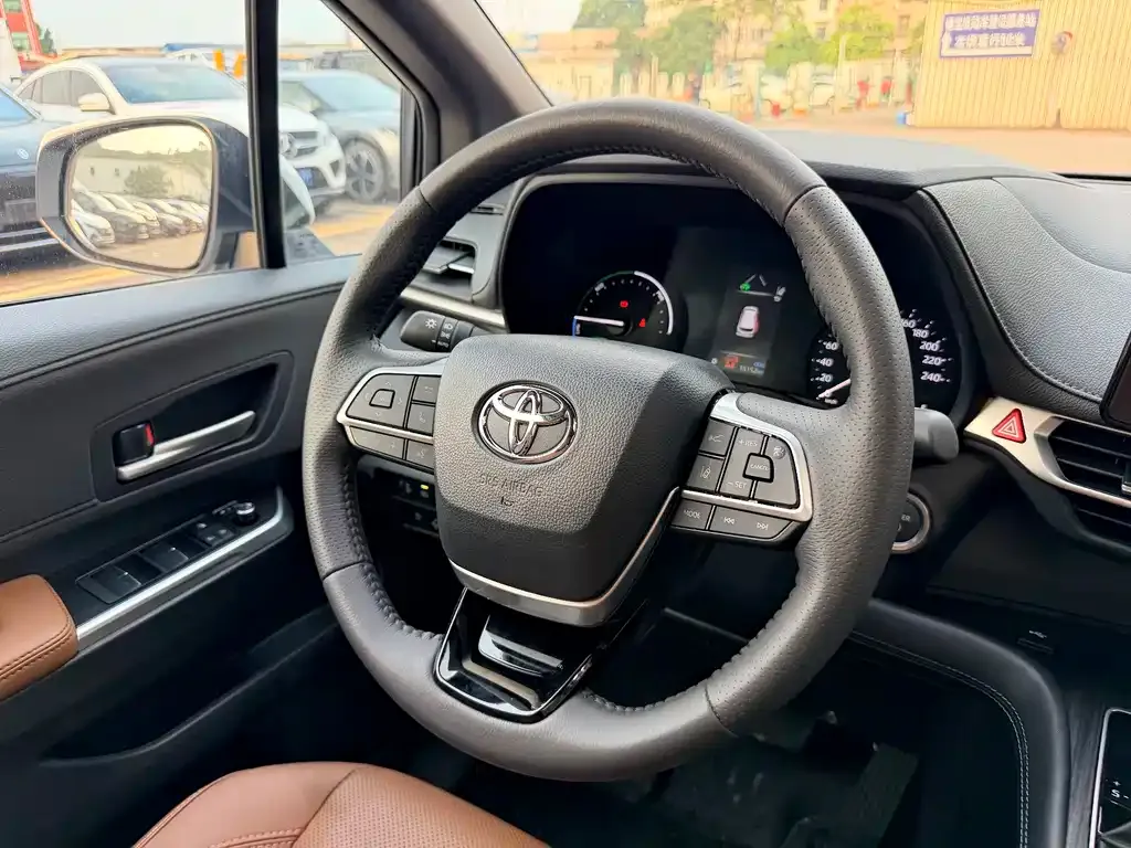 Toyota Sienna — фото 4