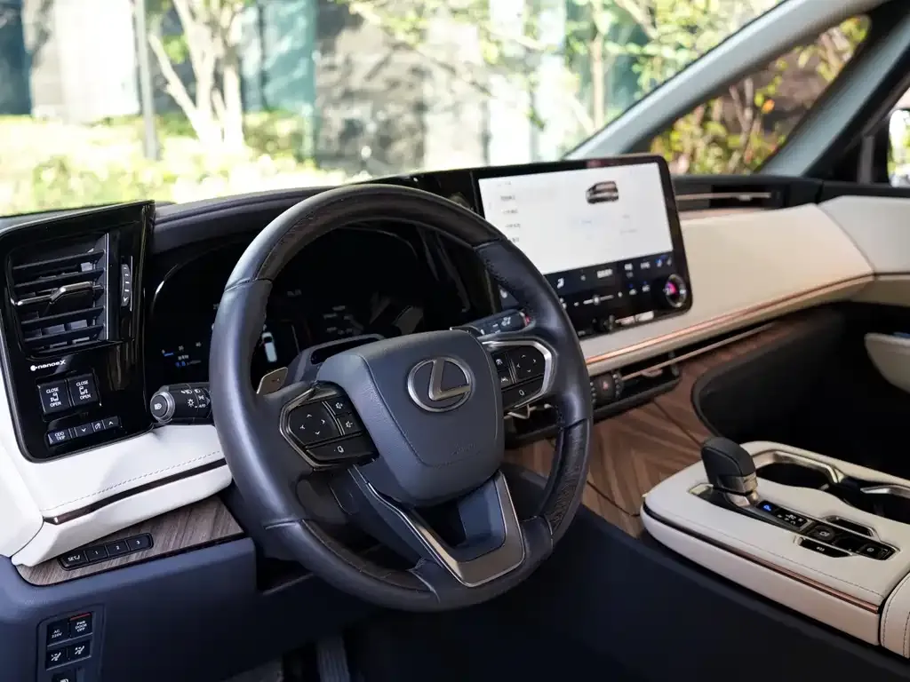 Lexus LM — фото 5