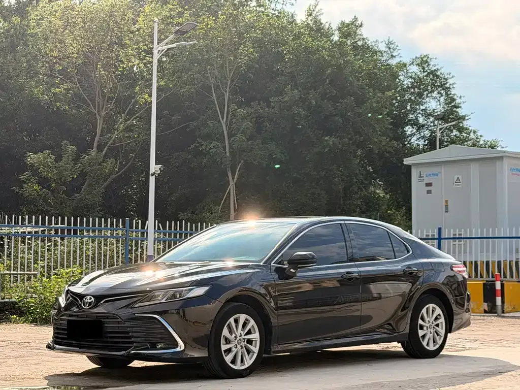 Toyota Camry — фото 1