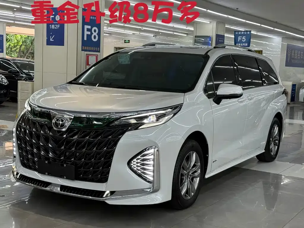 Toyota Sienna — фото 1