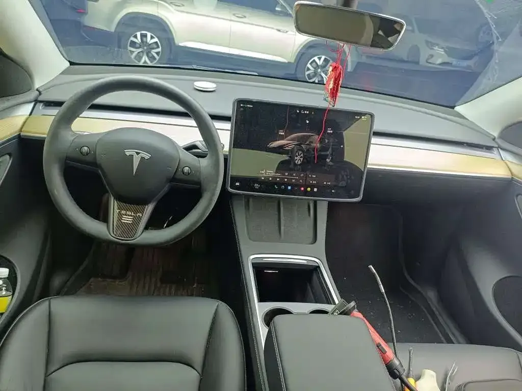 Tesla Model Y — фото 10