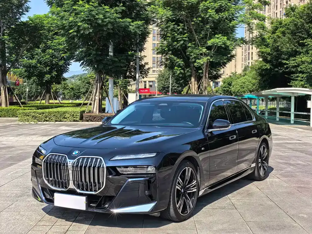 BMW 7 Series — фото 1