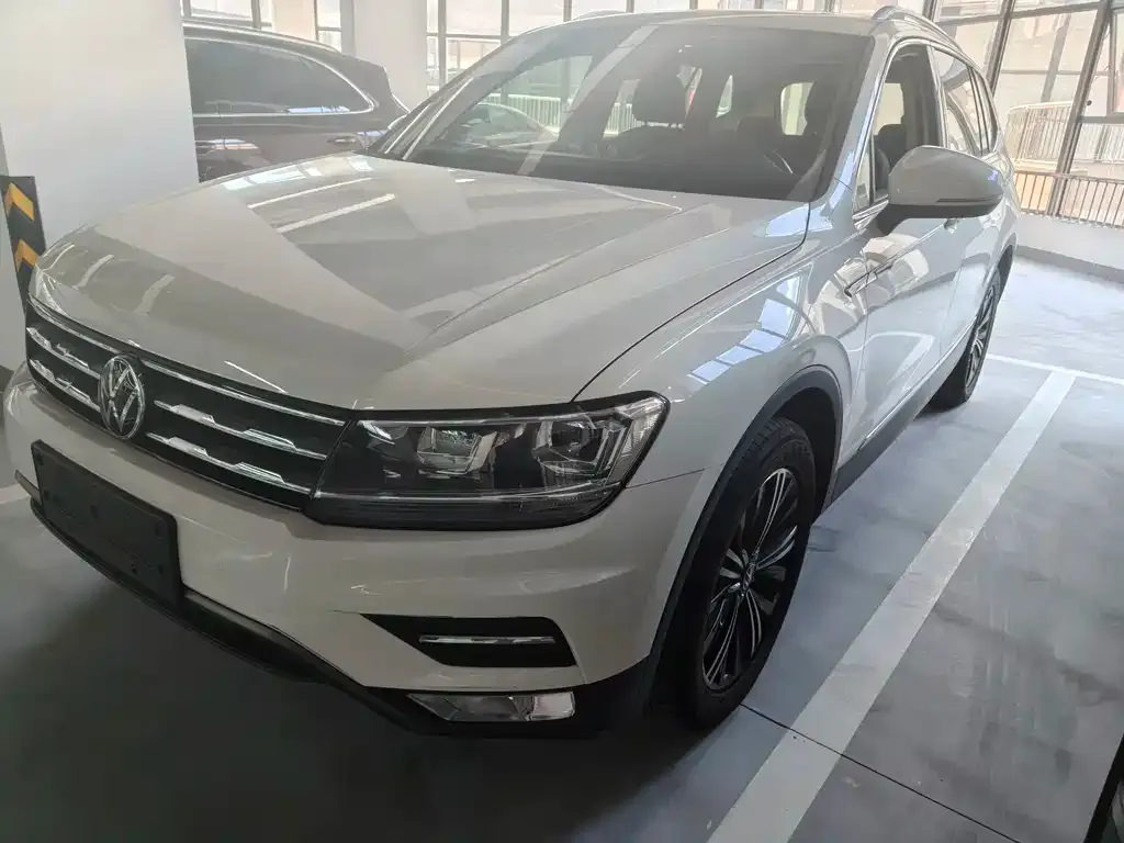 Volkswagen Tiguan L — фото 1