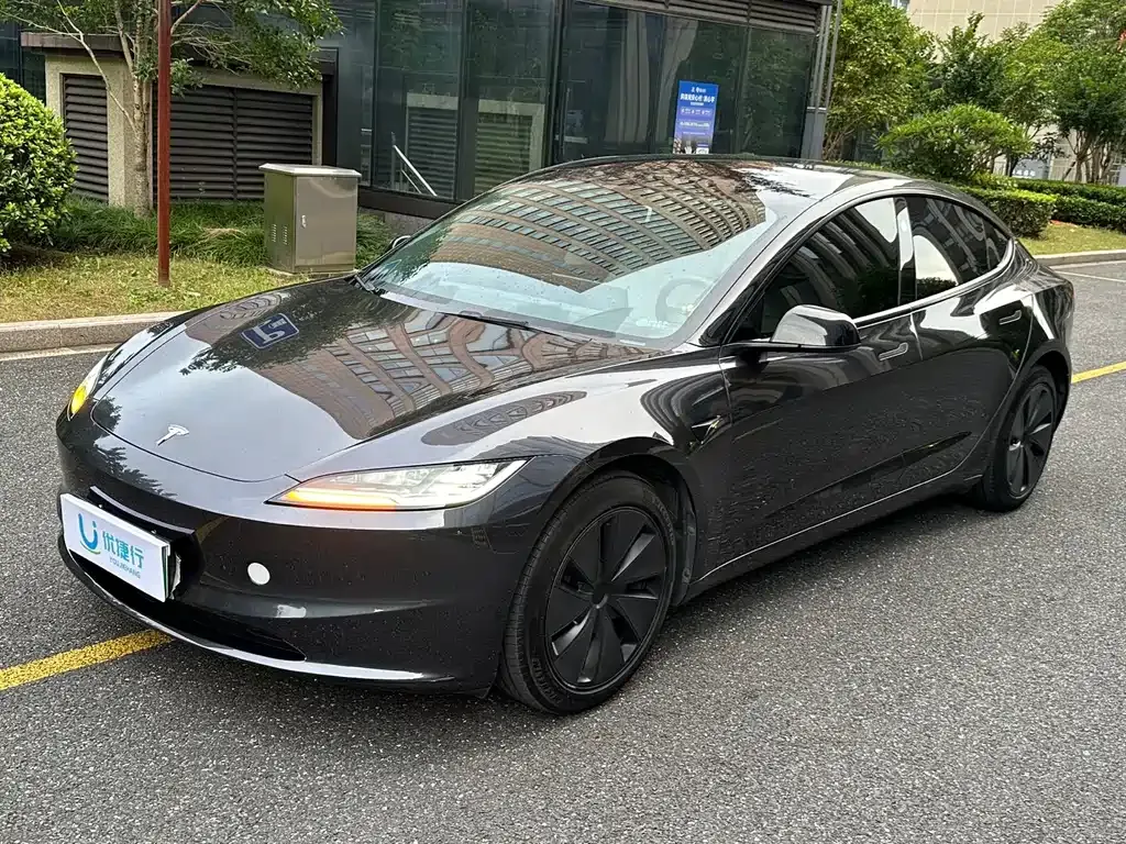 Tesla Model 3 — фото 1