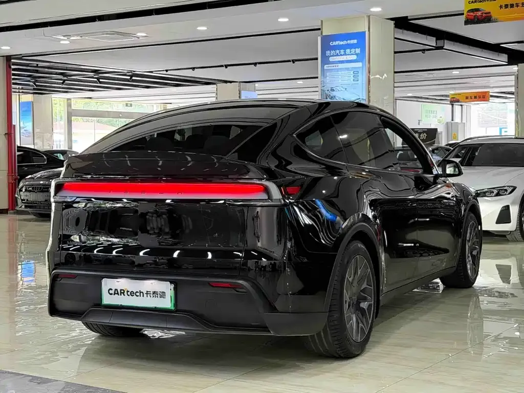 Tesla Model Y L — фото 9