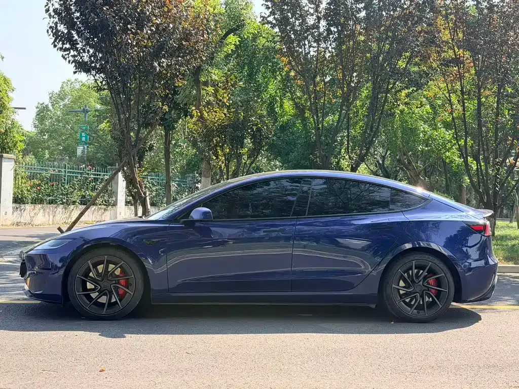 Tesla Model 3 — фото 10